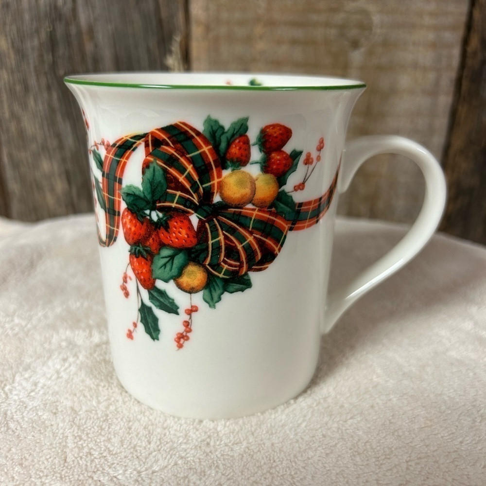 William James Fine Stoneware Coffee Mug Christmas Fruit Garland Holiday 4.25”